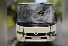 Російські військові скинули вибухівку з безпілотника на маршрутний автобус у Херсоні