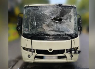 Російські військові скинули вибухівку з безпілотника на маршрутний автобус у Херсоні
