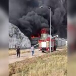 КАБы РФ разрушили одну из крупнейших птицефабрик Европы: вспыхнул масштабный пожар (видео)