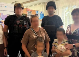 Із передмістя Херсона евакуювали жінку з двома дітьми