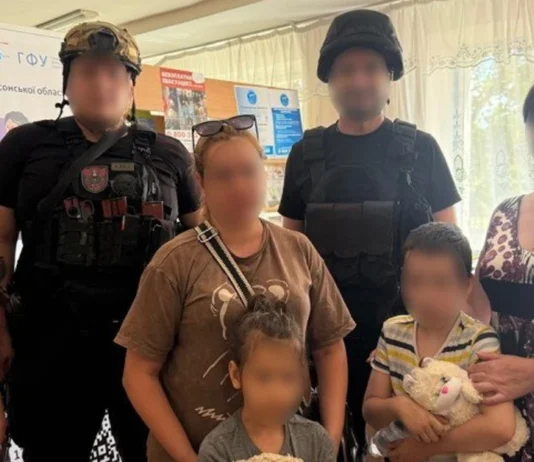 Із передмістя Херсона евакуювали жінку з двома дітьми