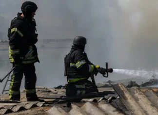 Повторні російські атаки ускладнюють ліквідацію пожеж на Херсонщині — ДСНС