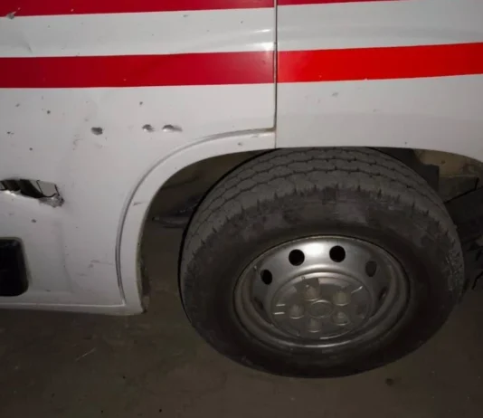 Російські військові у Херсоні скинули вибухівку на авто екстреної медичної допомоги