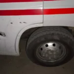 У Херсоні за добу через атаки дронів пошкоджені чотири автомобілі швидкої допомоги, поранені водії