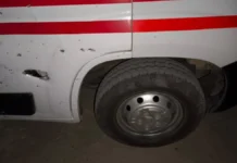 У Херсоні за добу через атаки дронів пошкоджені чотири автомобілі швидкої допомоги, поранені водії