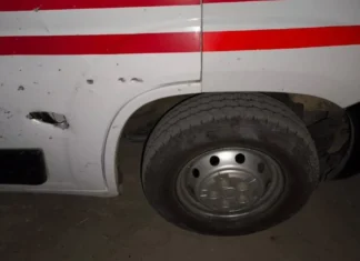 У Херсоні за добу через атаки дронів пошкоджені чотири автомобілі швидкої допомоги, поранені водії