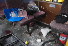 “Летів метр від землі”. У Херсоні війська РФ атакували маршрутку дроном на оптоволокні