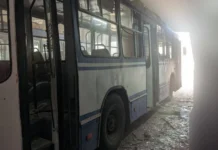 Росіяни атакували дронами комунальне підприємство у Херсоні: пошкоджено громадський транспорт