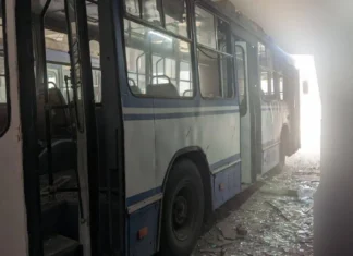 Росіяни атакували дронами комунальне підприємство у Херсоні: пошкоджено громадський транспорт