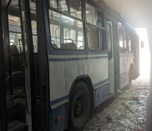 Росіяни атакували дронами комунальне підприємство у Херсоні: пошкоджено громадський транспорт