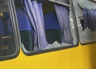 Два комунальні автобуси пошкоджено в Херсоні внаслідок атаки російського безпілотника. ФОТО