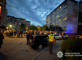 В Тернополе произошла массовая стычка между гражданскими и ТЦК: люди разгромили авто, есть пострадавшие (фото)
