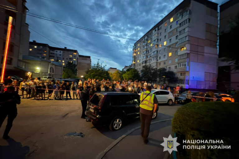 В Тернополе произошла массовая стычка между гражданскими и ТЦК: люди разгромили авто, есть пострадавшие (фото)