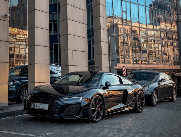 С двигателем Lamborghini: в Киеве замечен мощный немецкий суперкар на «бляхах» (фото)