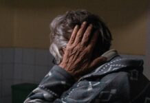 С возрастом запах людей меняется: почему мы начинаем пахнуть иначе