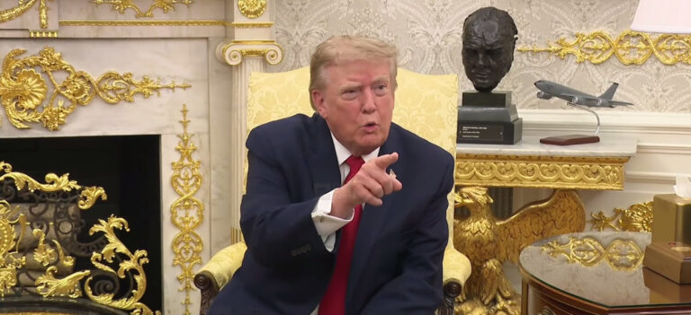 «Заткнитесь»: Трамп и Белый дом набросились на журналистку CNN (видео)