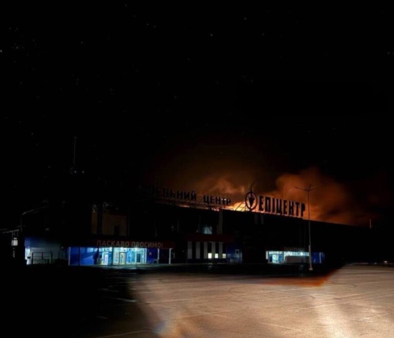 Россияне атаковали Запорожье беспилотниками: дроны поразили «Эпицентр» (фото)