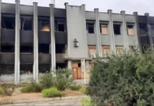 В одному з селищ Херсонщини внаслідок атаки РФ згоріло відділення “Укрпошти”. ВІДЕО