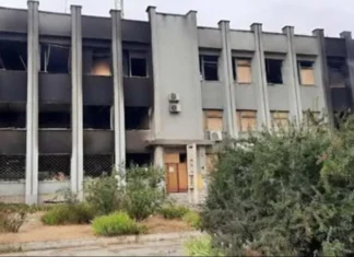 В одному з селищ Херсонщини внаслідок атаки РФ згоріло відділення “Укрпошти”. ВІДЕО
