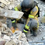 У Херсоні з-під завалів навчального закладу дістали тіло загиблого чоловіка