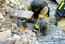 У Херсоні з-під завалів навчального закладу дістали тіло загиблого чоловіка
