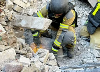 У Херсоні з-під завалів навчального закладу дістали тіло загиблого чоловіка