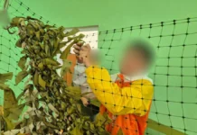 На окупованій Херсонщині дітей залучають до плетіння маскувальних сіток для військових РФ