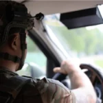 Поліціянти евакуювали подружжя з села на Херсонщині після удару російського дрона. ВІДЕО