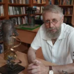 Херсонський скульптор перетворює відстріляні гільзи на квіти