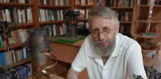Херсонський скульптор перетворює відстріляні гільзи на квіти