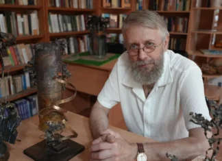 Херсонський скульптор перетворює відстріляні гільзи на квіти
