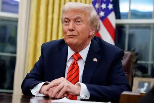 Трамп на коне: президент США сравнил себя с символом основания Америки на ИИ-снимке (фото)