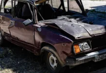 Який вигляд має автівка у Херсоні після атаки російського дрона. ФОТО