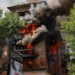 У Херсоні через влучання FPV-дронів виникла пожежа в багатоповерхівці. ФОТО. ВІДЕО