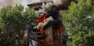 У Херсоні через влучання FPV-дронів виникла пожежа в багатоповерхівці. ФОТО. ВІДЕО