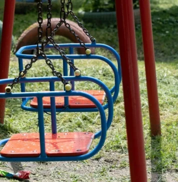 Родина з трьома дітьми залишається у Станіславі на Херсонщині попри рішення суду