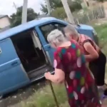 Із “червоної зони” Херсона евакуювали жінку поважного віку. ВІДЕО