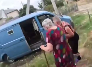 Із “червоної зони” Херсона евакуювали жінку поважного віку. ВІДЕО