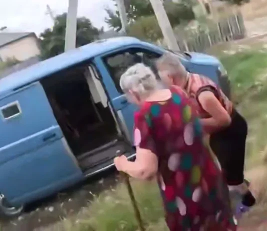 Із “червоної зони” Херсона евакуювали жінку поважного віку. ВІДЕО