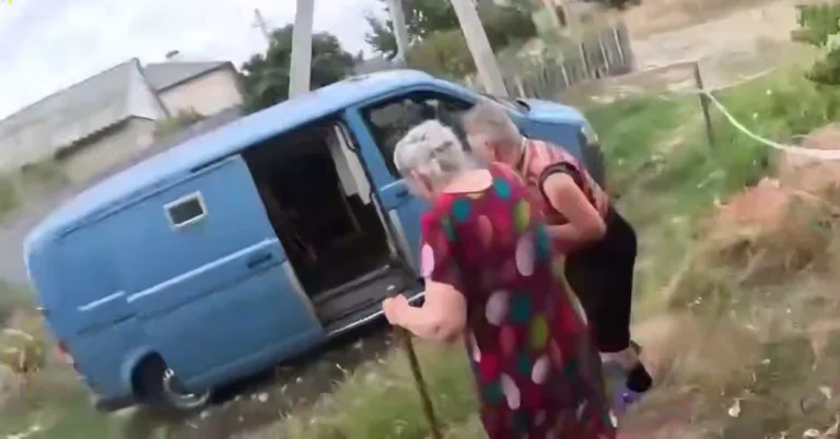 Із “червоної зони” Херсона евакуювали жінку поважного віку. ВІДЕО