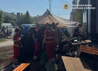 В центре Киева два BMW влетели в террасу ресторана (фото, видео)