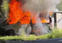 У Херсоні окупаційні війська влучили в автівку. ВІДЕО