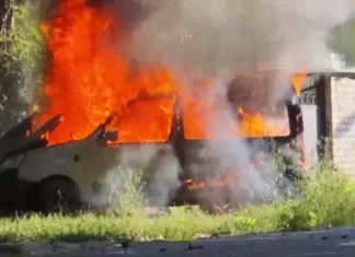 У Херсоні окупаційні війська влучили в автівку. ВІДЕО