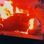 В одному з районів Херсона через дронову атаку згоріли автівки. ВІДЕО