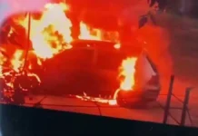 В одному з районів Херсона через дронову атаку згоріли автівки. ВІДЕО