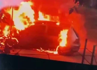 В одному з районів Херсона через дронову атаку згоріли автівки. ВІДЕО