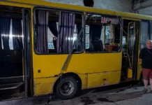 “Вона б померла від кровотечі”: як рішення водія атакованої РФ маршрутки в Херсоні врятувало пасажирку