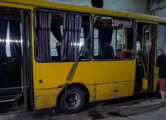 “Вона б померла від кровотечі”: як рішення водія атакованої РФ маршрутки в Херсоні врятувало пасажирку