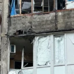 Війська РФ атакували дроном багатоповерхівку в Херсоні: постраждала пенсіонерка
