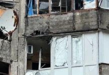 Війська РФ атакували дроном багатоповерхівку в Херсоні: постраждала пенсіонерка